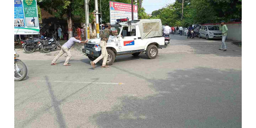 धक्का मार पुलिस जीप, पुलिसिया व्यवस्था पर उठे सवाल